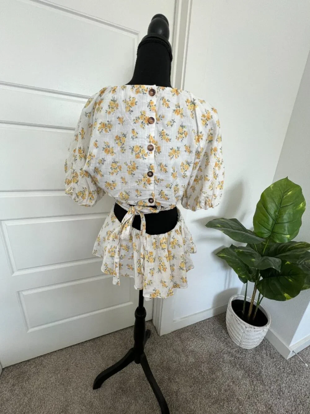 100% Cotton ASTR The Label Vendetti Floral Top Sz Large Cutout Back Puff Sleeves